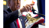 Donald Trump ra mắt giày thể thao màu vàng nhãn hiệu “Những Đỉnh cao không bao giờ đầu hàng”